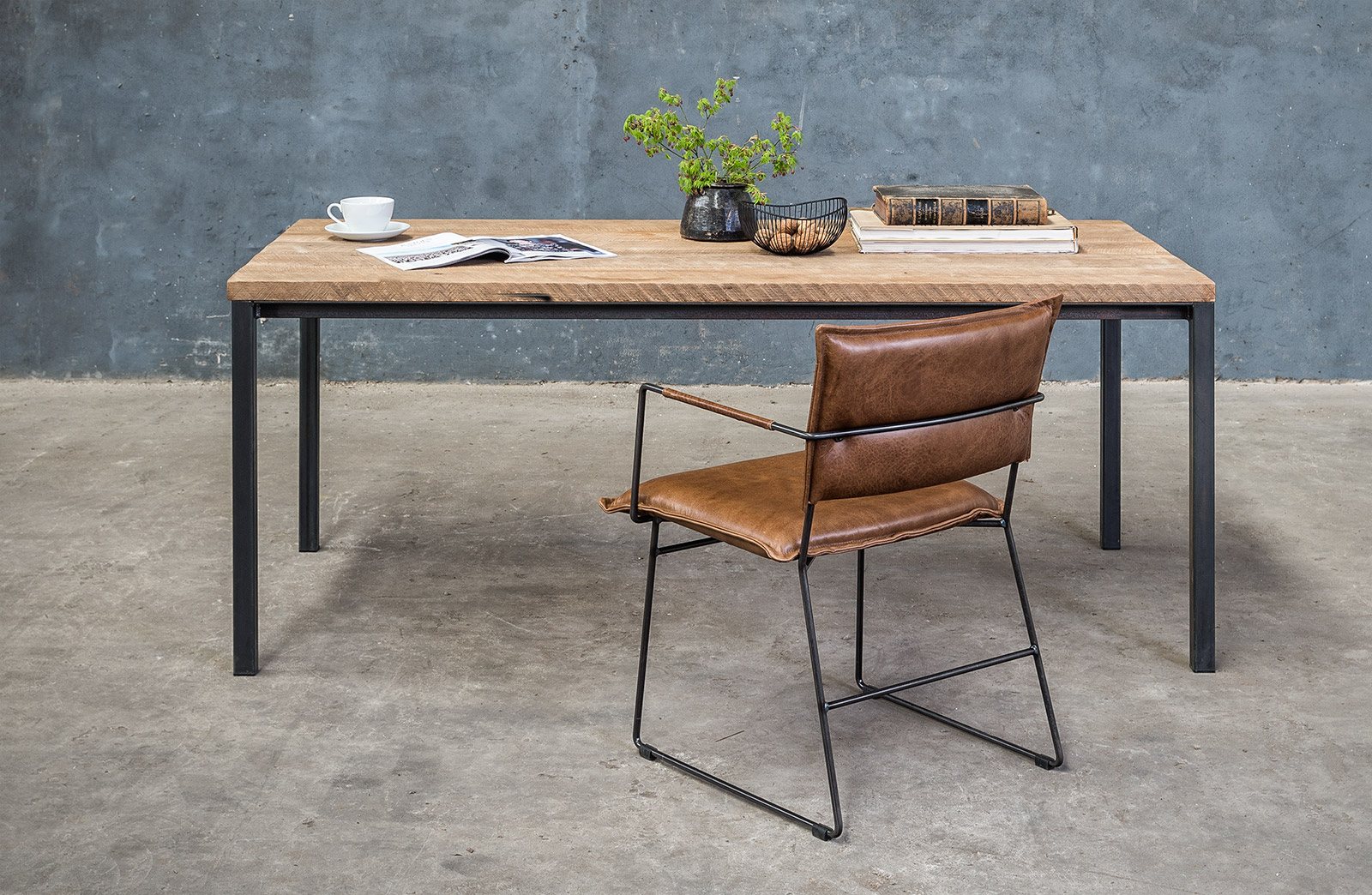 Houten tafel op maat met lederen stoelen